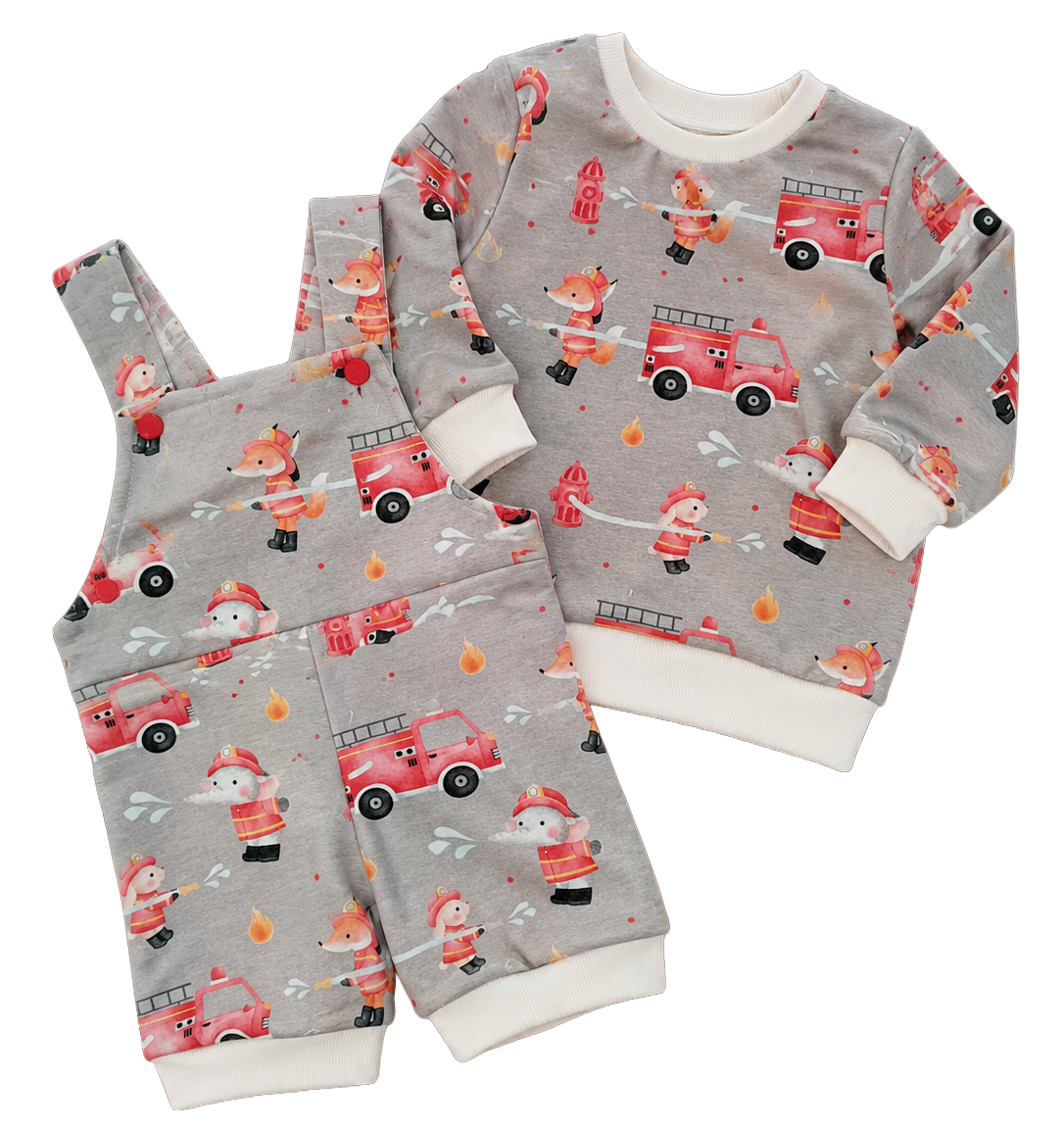 Kurze Latzhose mit Pullover